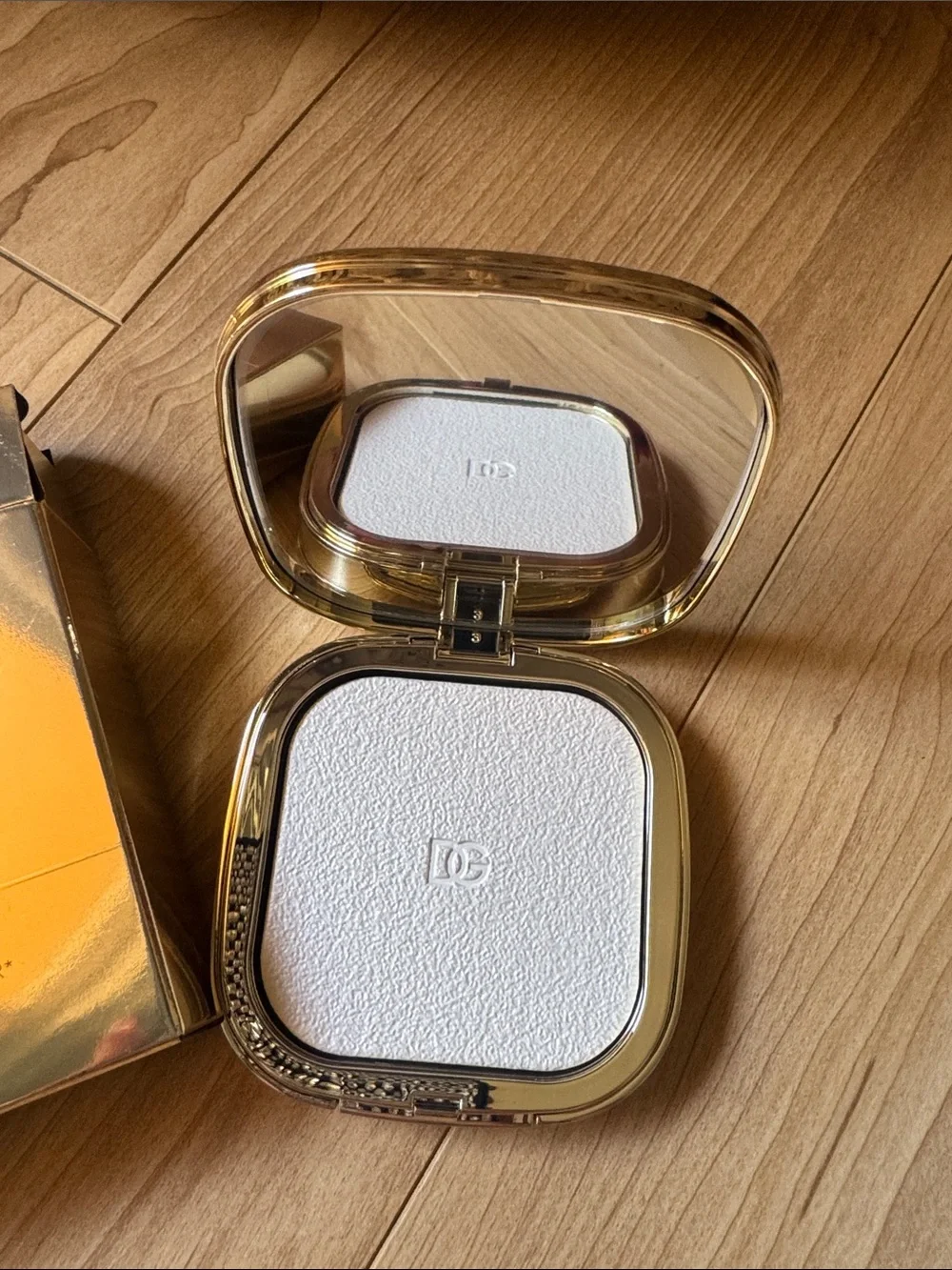 Dolce & Gabbana makeup compact texture
